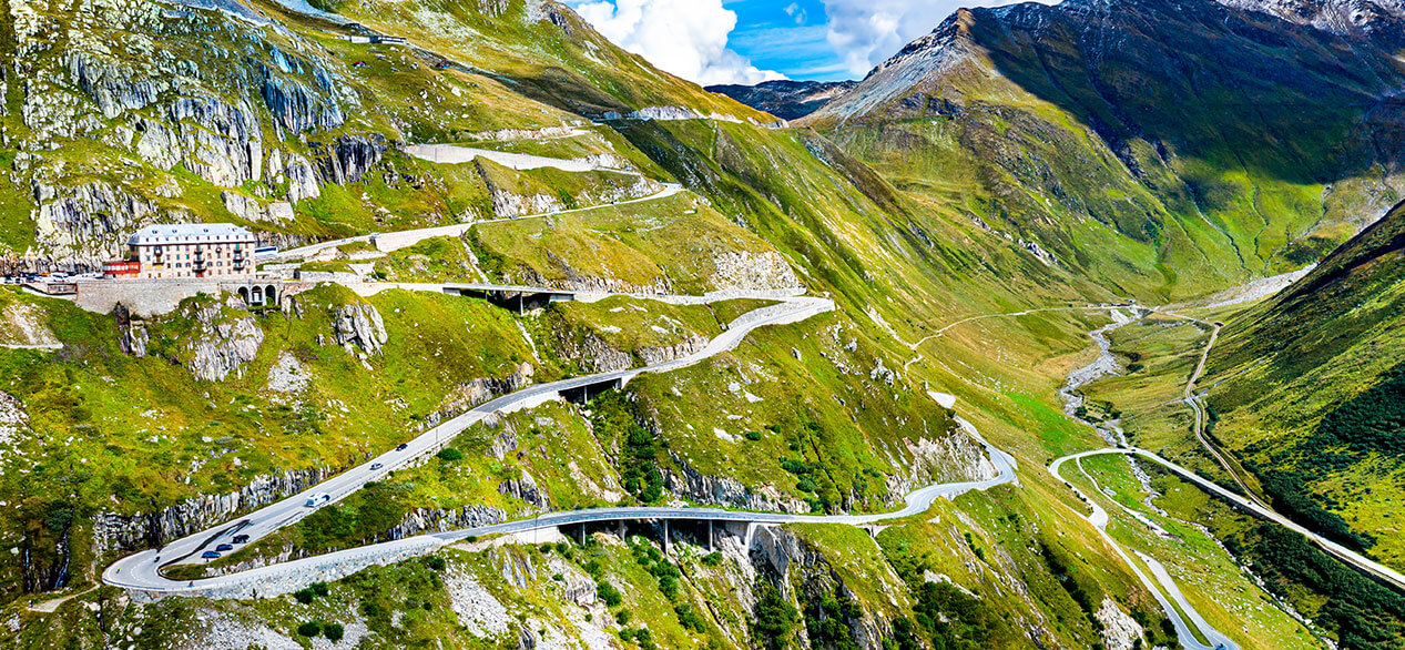 Ruta Zig-zag al paso Furka en los Alpes suizos