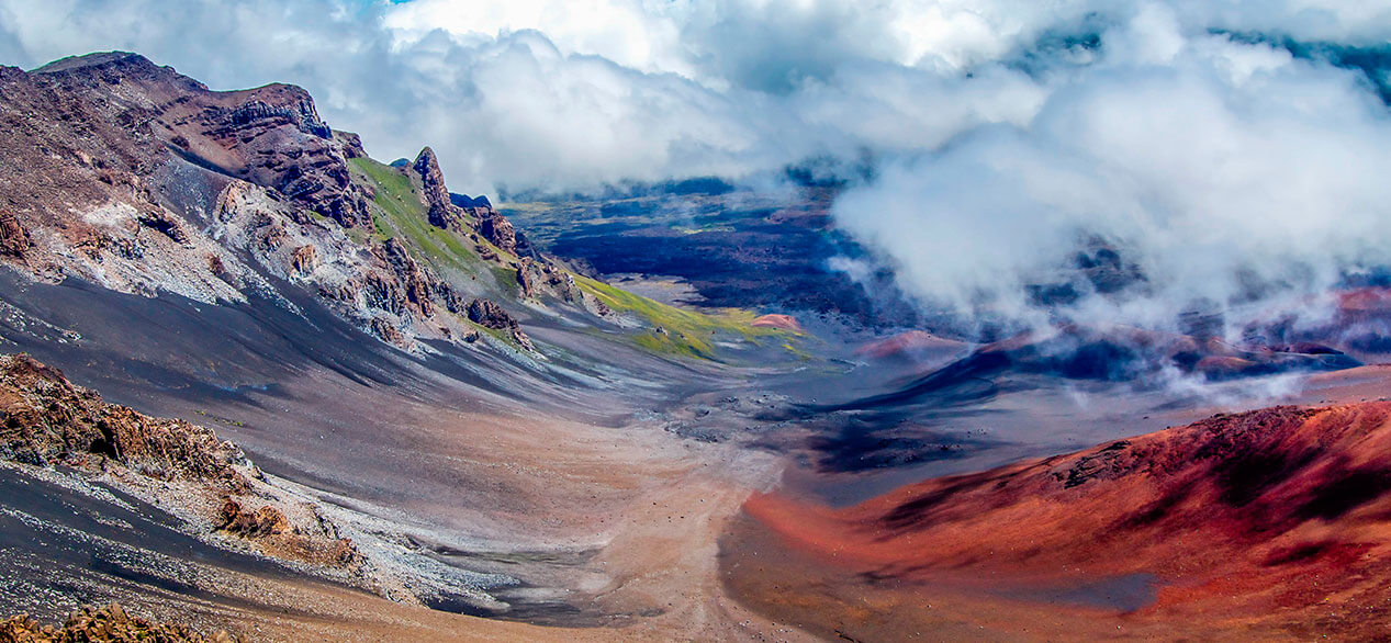 Enorme cráter volcánico del Parque Nacional Haleakala en la isla de Maui, Hawaii