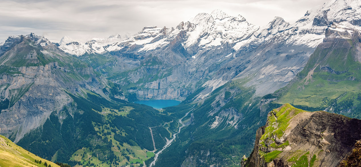 Panorámica panorámica del lago Oeschinen y el pueblo Kandersteg en los Alpes Berneses, Suiza.