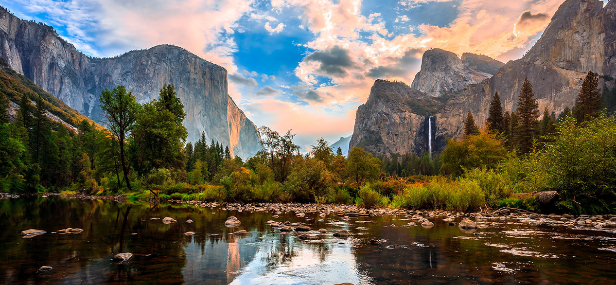 Hermoso Sunrise Cloudy en Yosemite Valley View, Parque Nacional Yosemite, California