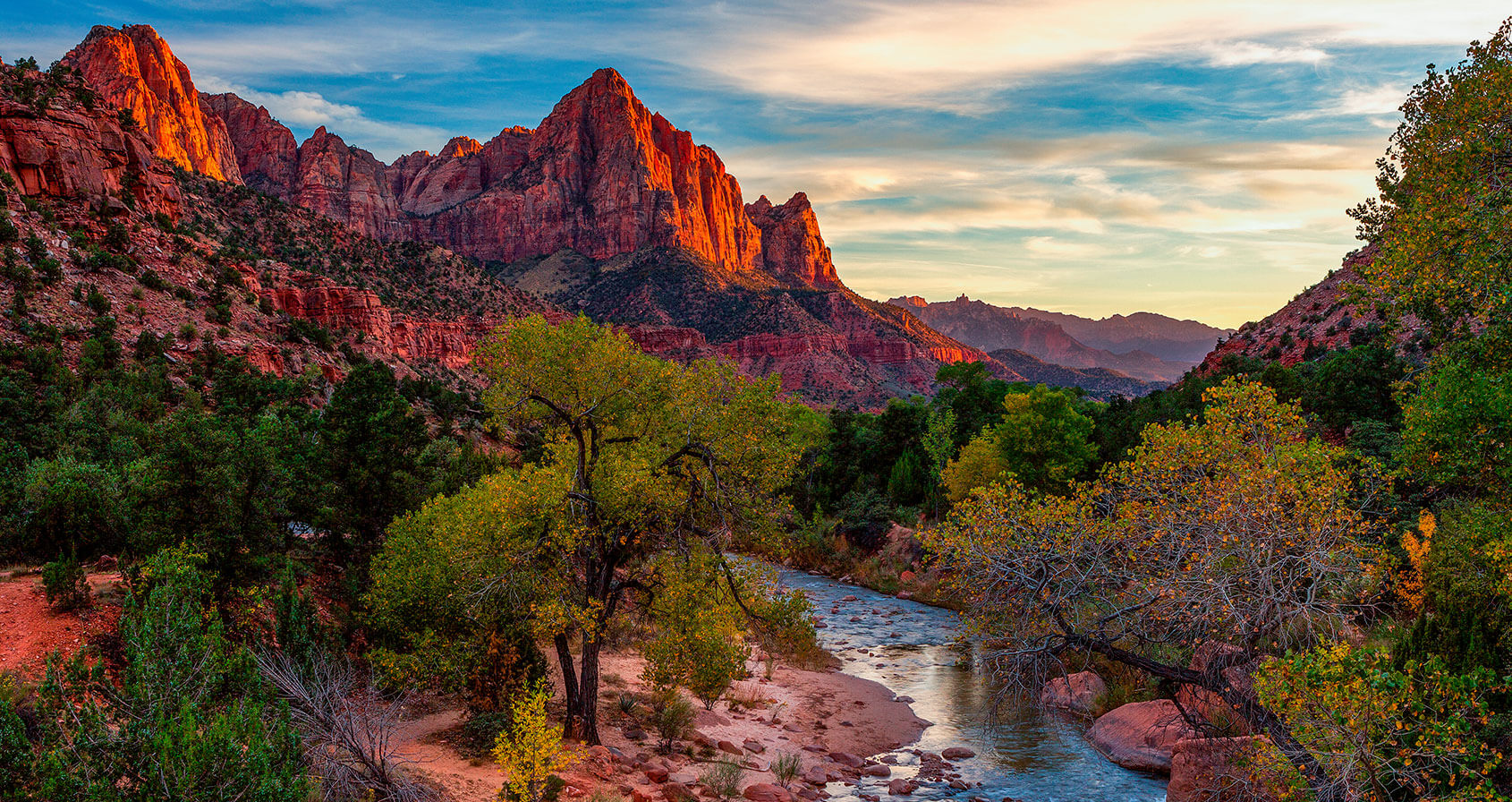 Vista de la montaña Watchman y del río virgen en el Parque Nacional de Zion, ubicado en el Suroeste de los Estados Unidos, cerca de Springdale, Utah.