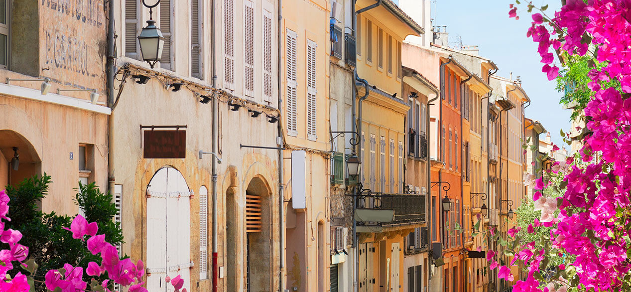 Calle del casco antiguo de Aix en Provence en el día de verano, Francia