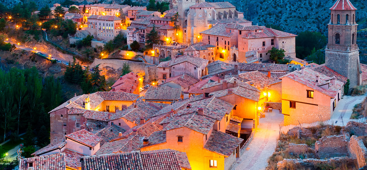 Vista general de la ciudad de Aragón por la noche. Albarracin, España