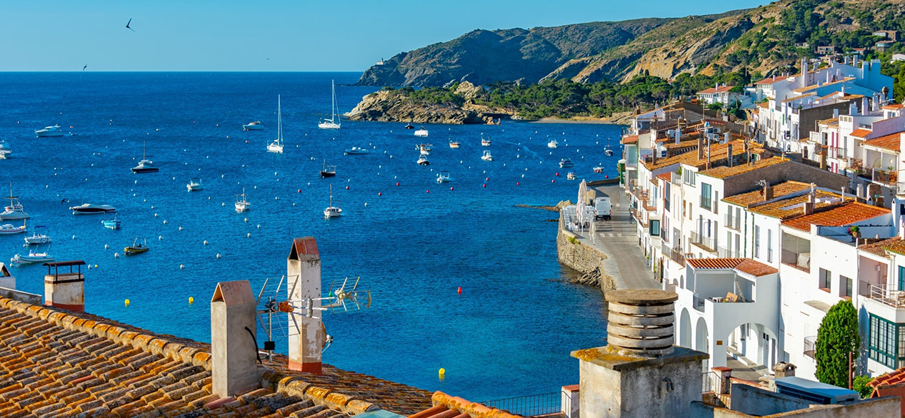 Vista panorámica de Cadaqués, pueblo español.