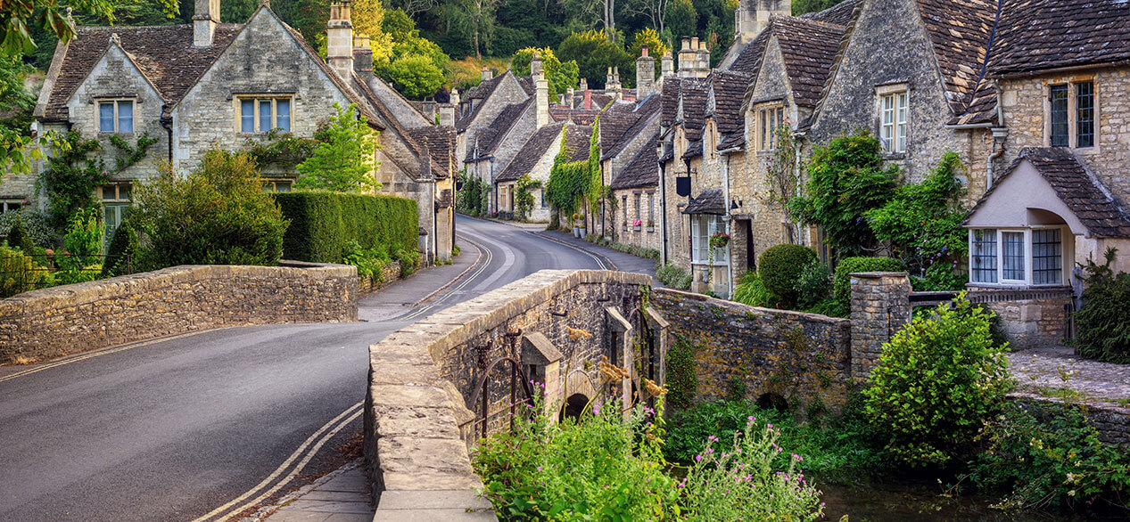 Casas tradicionales de piedra en Castle Combe village, uno de los pueblos más pintorescos de Cotswolds, Inglaterra, Reino Unido