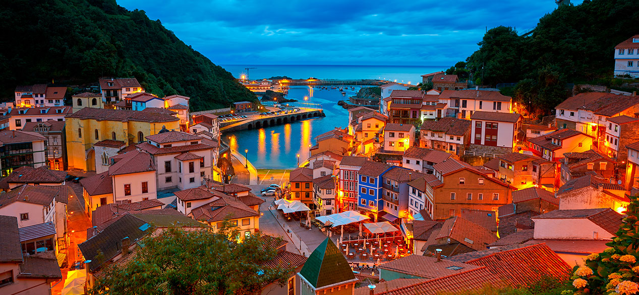 Pueblo de Cudillero en Asturias, España