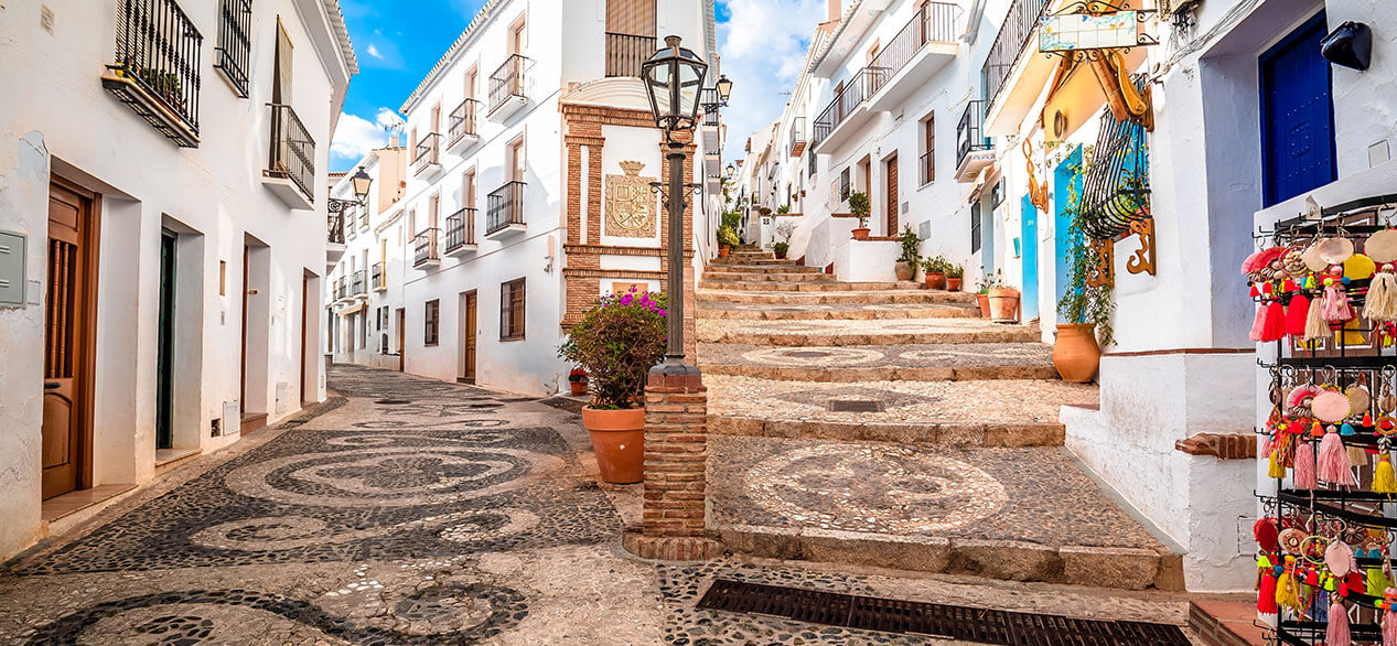 Vista de la calle Frigiliana, Andalucía, España