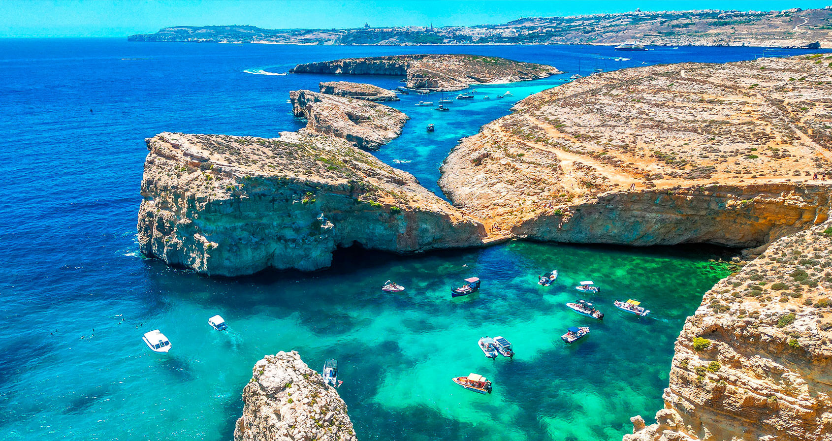 Aguas cristalinas cerca de la laguna azul en Malta.