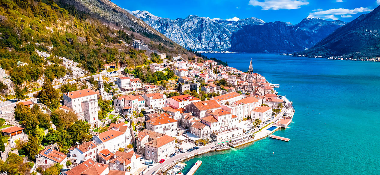 Ciudad escénica de Perast en la vista aérea de la bahía de Boka Kotorska, archipiélago de Montenegro.