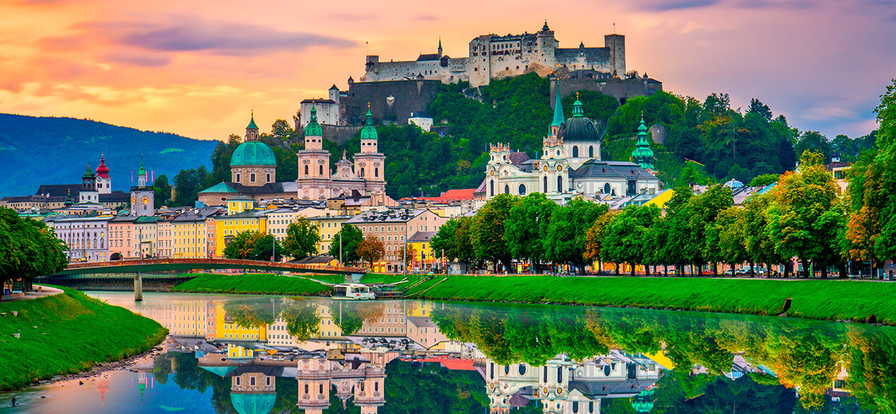 El horizonte del amanecer de Salzburgo con la fortaleza y reflexión de Festung Hohensalzburg.