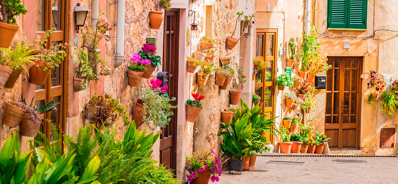 Hermosa calle en Valldemossa con decoración de flores tradicional, el famoso pueblo mediterráneo de Mallorca España