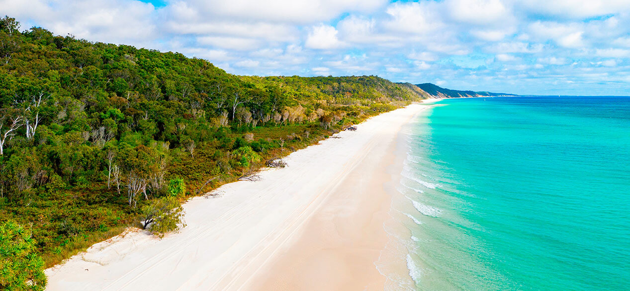 Playa prístina de arena blanca en el lado oeste de la isla Fraser, QLD, Australia