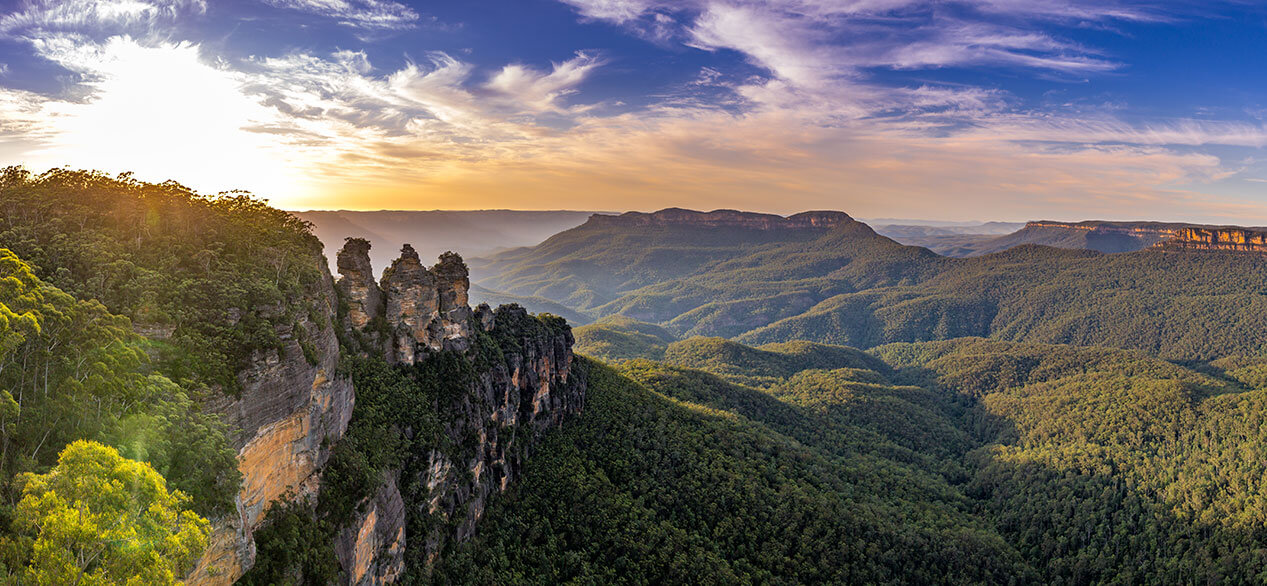 Una vista panorámica de la formación rocosa de las Tres Hermanas en las Montañas Azules, Australia.