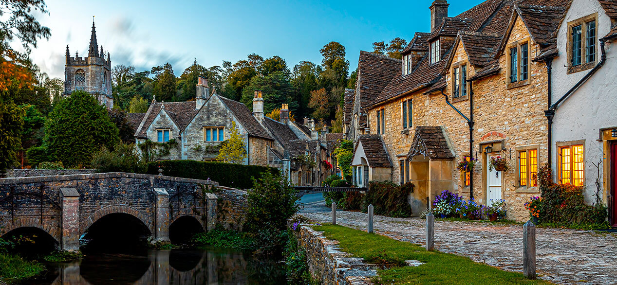 Vista del Castillo Combe, un pueblo y parroquia civil dentro del Área de Belleza Natural de Cotswolds en Wiltshire, Inglaterra