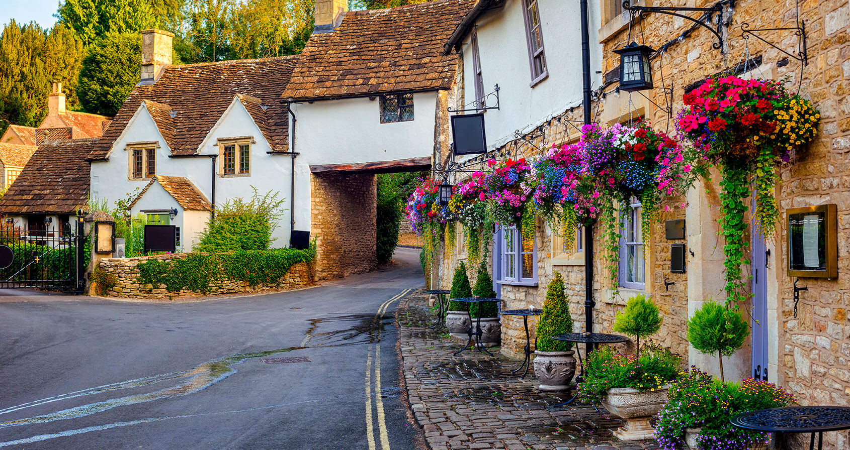 Casas tradicionales de piedra en el pueblo de Castle Combe, uno de los pueblos pintorescos más visitados de Cotswolds, Inglaterra, Reino Unido