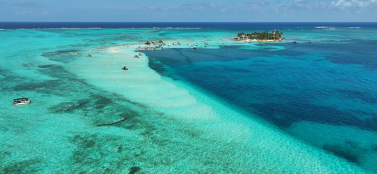 Blue Bay Water En San Andrés En La Isla Del Caribe, Colombia. Playa Caribe Colombiana.