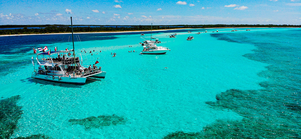 Catamarán en la playa del paraíso de la isla de cozumel