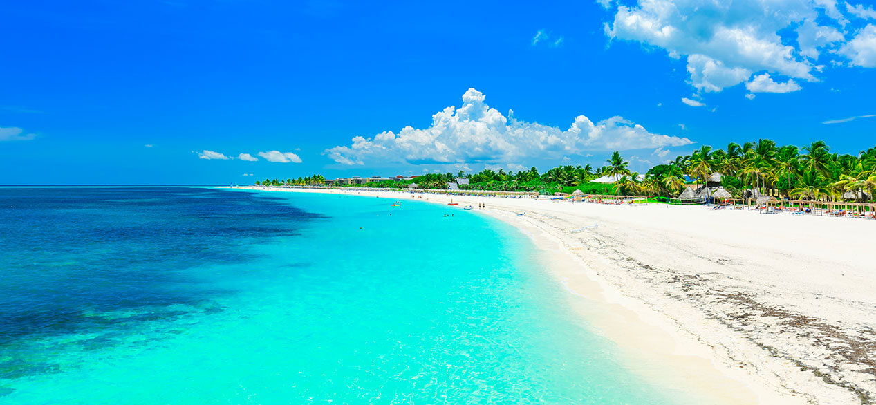 Impresionante vista de una playa de arena blanca tropical y un tranquilo océano turquesa en la isla Cayo Coco, Cuba