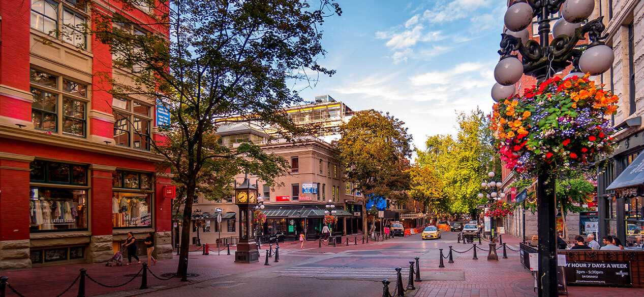 The famous Water Street with its Steam Clock, Shops and Restaurants in the historic Gastown