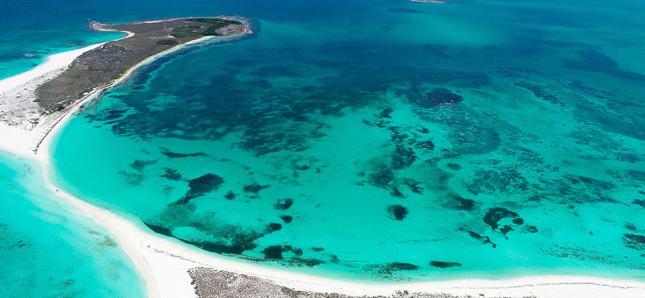 Archipiélago Los Roques Venezuela. Amplio paisaje paradisíaco con agua turquesa.